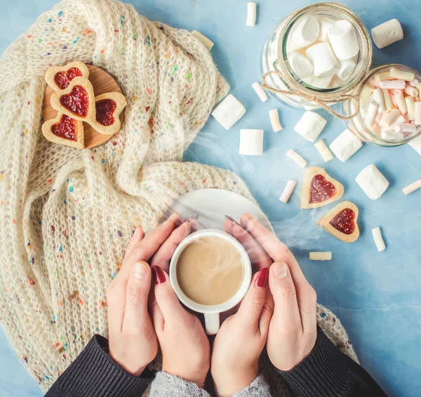 Kakao ve çerezleri kalp aşıkların elinde. Seçici odak. 