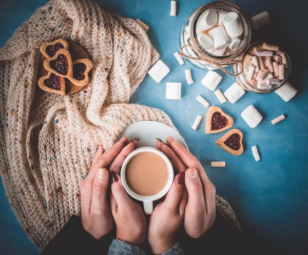 Kakao ve çerezleri kalp aşıkların elinde. Seçici odak. 