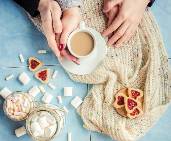 Kakao ve çerezleri kalp aşıkların elinde. Seçici odak. 