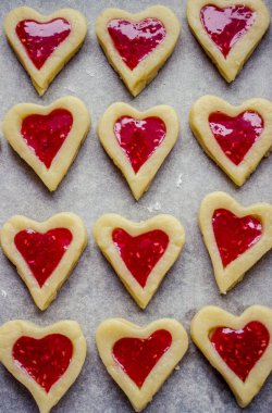 kalp şeklinde ev yapımı bisküvi. 