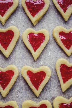 kalp şeklinde ev yapımı bisküvi. 