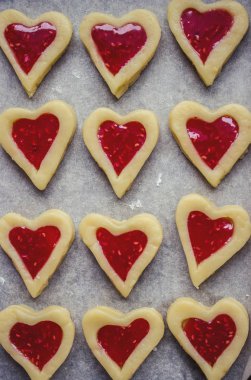 kalp şeklinde ev yapımı bisküvi. 