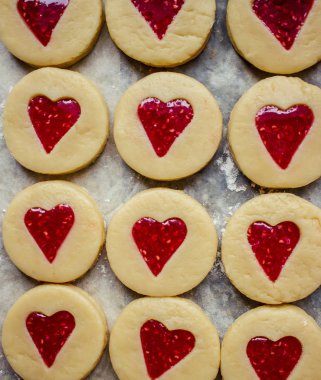 kalp şeklinde ev yapımı bisküvi. 