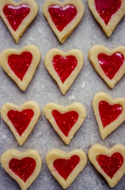 kalp şeklinde ev yapımı bisküvi. 