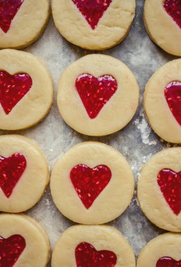 kalp şeklinde ev yapımı bisküvi. 