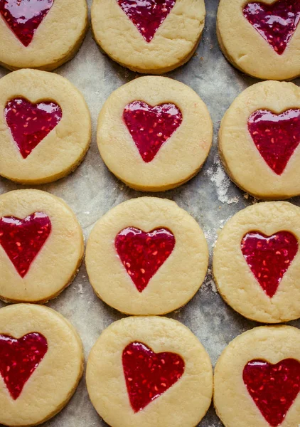 kalp şeklinde ev yapımı bisküvi. 