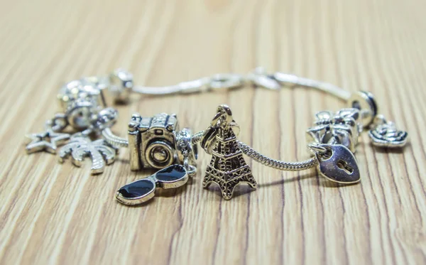 Pandora bracelet charms travel. Selective focus. — Stock Photo, Image