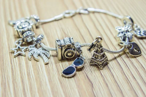 Pandora charms pulsera de viaje. Enfoque selectivo . —  Fotos de Stock