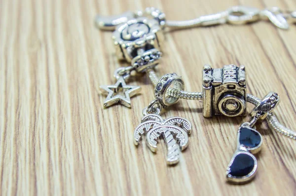 Pandora bracelet charms travel. Selective focus. — Stock Photo, Image