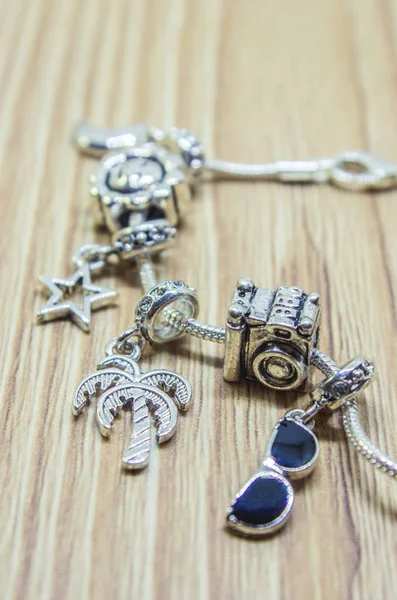 Pandora bracelet charms travel. Selective focus. — Stock Photo, Image
