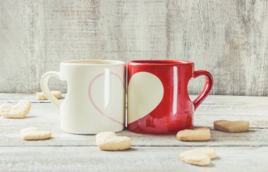 Ellerini kalbinde su bardağı. seçici odak.