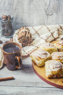 Fincan çay ve tarçın rulo. seçici odak. 