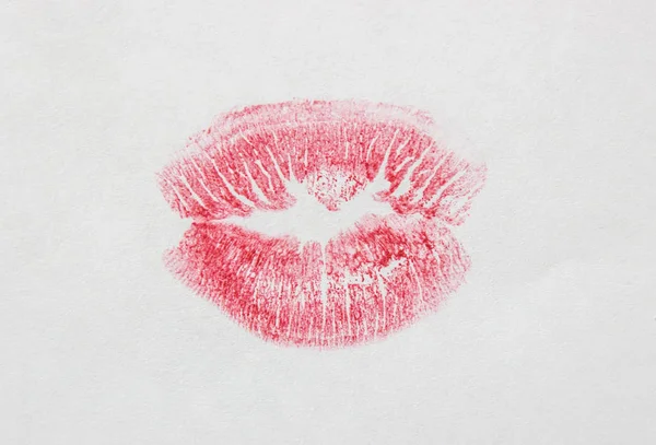 En kyss på en vit bakgrund läppstift. selektivt fokus. — Stockfoto