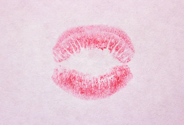 Un beso sobre un lápiz labial de fondo blanco. enfoque selectivo . — Foto de Stock