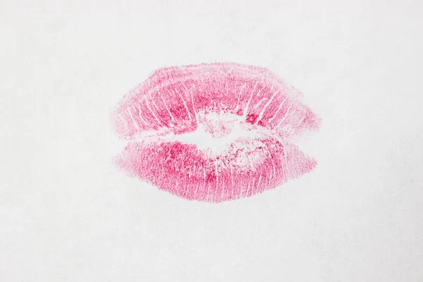 Ein Kuss auf weißem Lippenstift. Selektiver Fokus. — Stockfoto