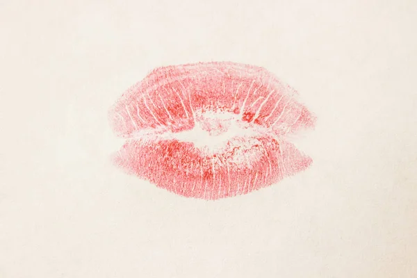 Un beso sobre un lápiz labial de fondo blanco. enfoque selectivo . —  Fotos de Stock