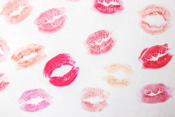 Un bacio su uno sfondo bianco rossetto. focus selettivo . — Foto Stock