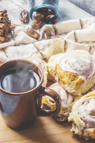 Una taza de té y rollos de canela. enfoque selectivo . — Foto de Stock