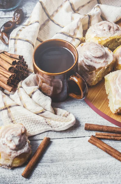 Cup of tea and cinnamon rolls. selective focus. — Stock Photo, Image