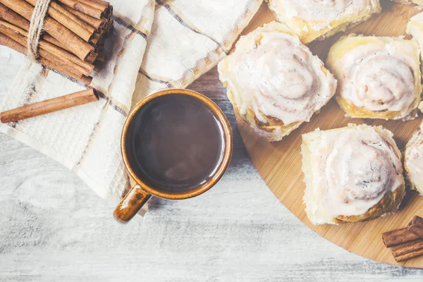 Cup of tea and cinnamon rolls. selective focus. — Stock Photo, Image