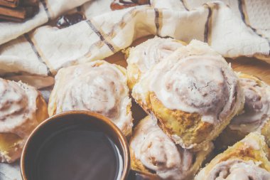 Fincan çay ve tarçın rulo. seçici odak. 