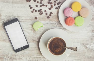 Kahve çekirdeği macarons modern kahvaltı gadzetami ile.