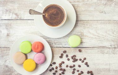 Kahve çekirdeği macarons modern kahvaltı gadzetami ile.