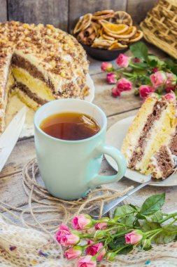 çay ile ev yapımı ekşi krema pasta. seçici odak. 