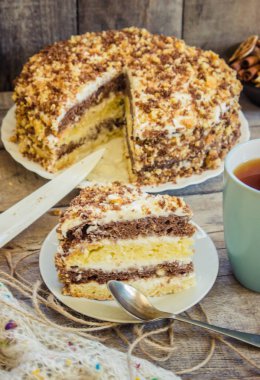 çay ile ev yapımı ekşi krema pasta. seçici odak. 