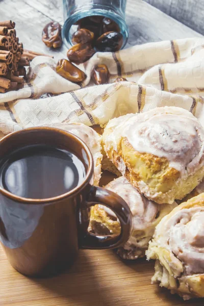 Cup of tea and cinnamon rolls. selective focus. — Stock Photo, Image