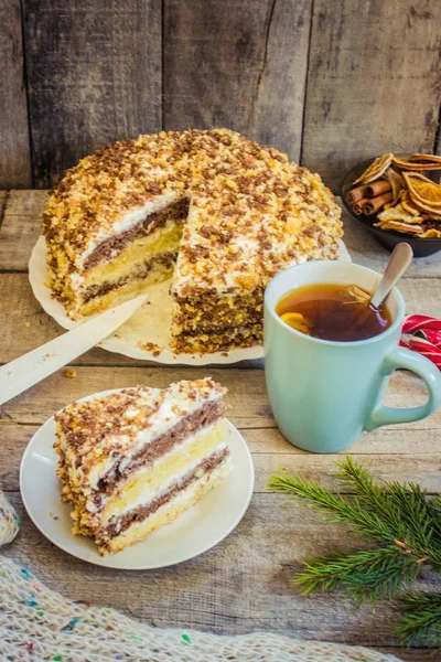 Bolo de creme azedo caseiro com chá. foco seletivo . — Fotografia de Stock