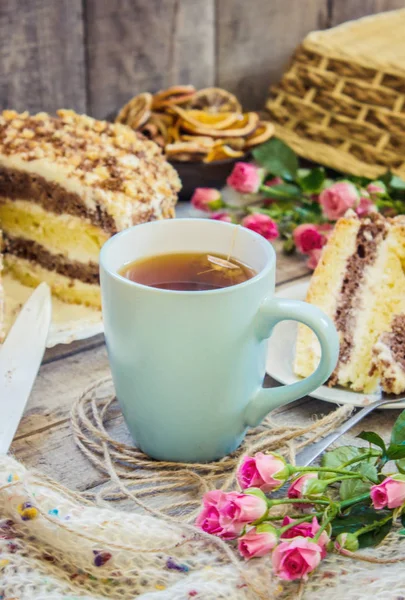 çay ile ev yapımı ekşi krema pasta. seçici odak. 