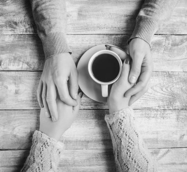 Sevdiğiniz birinin elinde sıcak kahve. 
