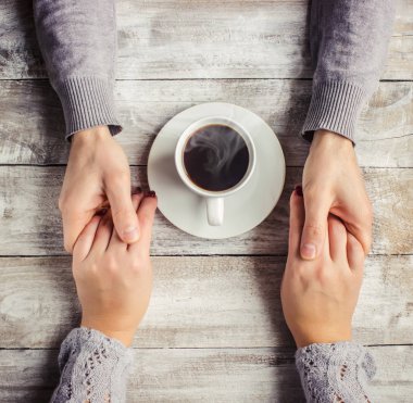 Sevdiğiniz birinin elinde sıcak kahve. 
