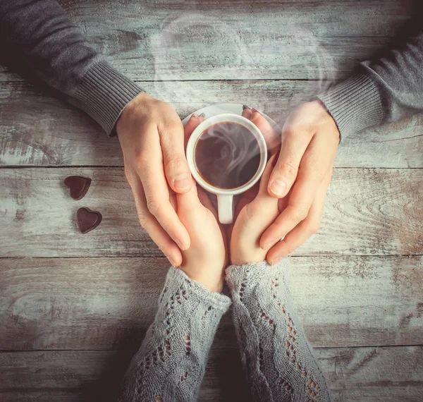 Ζεστό καφέ στα χέρια ενός αγαπημένου. — Φωτογραφία Αρχείου
