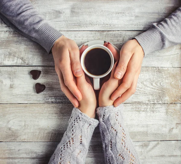 Hett kaffe i händerna på en älskad. — Stockfoto