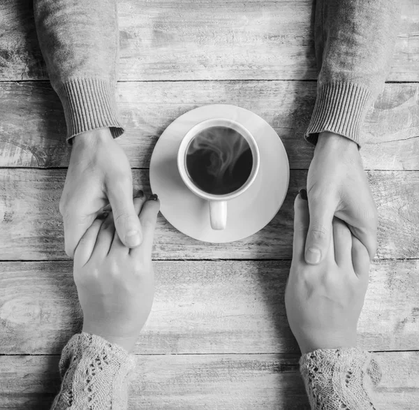 Café quente nas mãos de um ente querido . — Fotografia de Stock