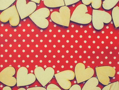 kumaş parçaları ahşap kalpler. seçici odak. 