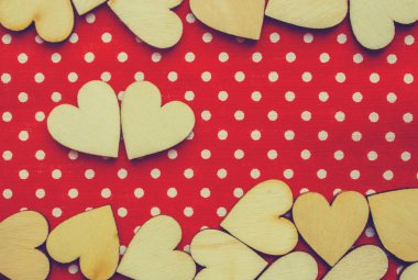 kumaş parçaları ahşap kalpler. seçici odak. 