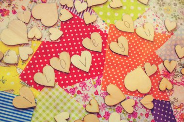 kumaş parçaları ahşap kalpler. seçici odak. 