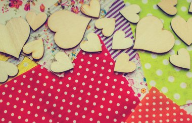 kumaş parçaları ahşap kalpler. seçici odak. 