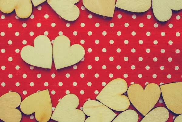 kumaş parçaları ahşap kalpler. seçici odak. 