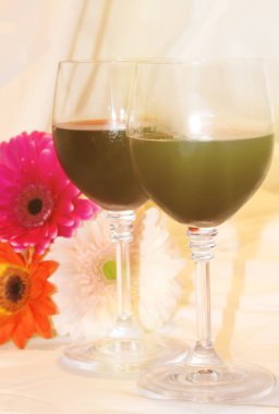 kırmızı şarap gözlük ve çiçekler. seçici odak. 