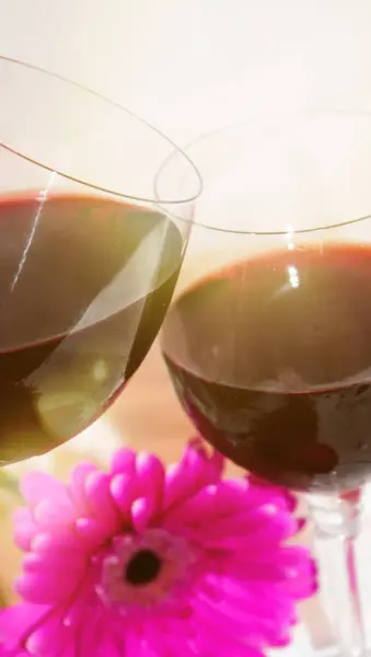 Red wine in glasses and flowers. selective focus. — Stock Photo, Image