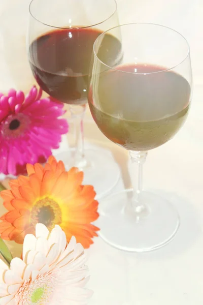 Red wine in glasses and flowers. selective focus. — Stock Photo, Image