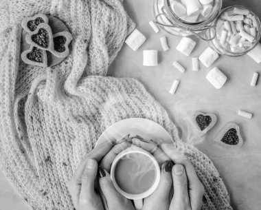 Kakao ve çerezleri kalp aşıkların elinde. Seçici odak. 