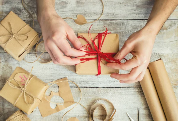 Güzel bir paket tatil hediyesi. Seçici odak. 