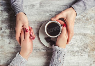 Sevdiğiniz birinin elinde sıcak kahve. 