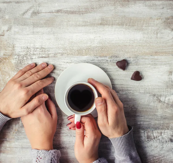 Гаряча кава в руках коханої людини . — стокове фото