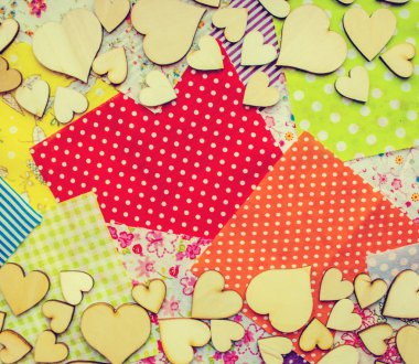 kumaş parçaları ahşap kalpler. seçici odak. 